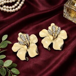 Vintage Cream Lily Flower Brooch Pins
